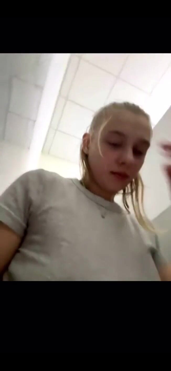 JuiceLussie: Squirting extrême dans la salle de sport