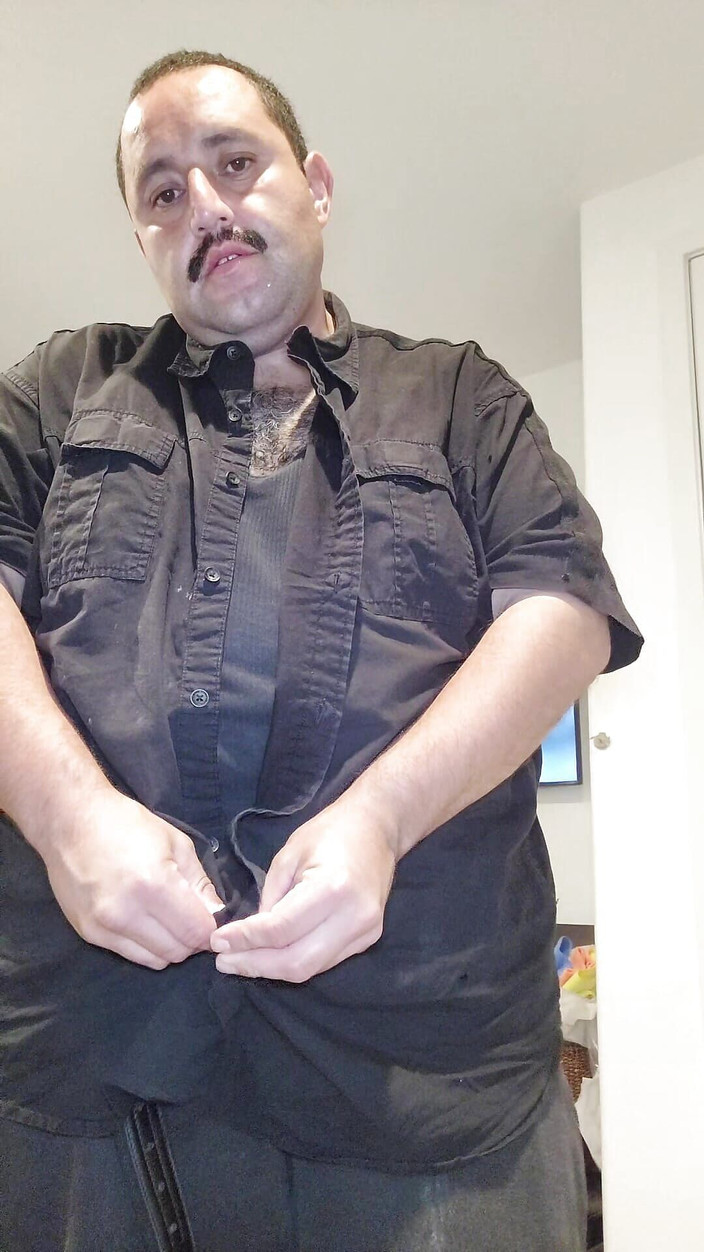 Rocky Rivers: Geile latino streichelt unbeschnittenen schwanz