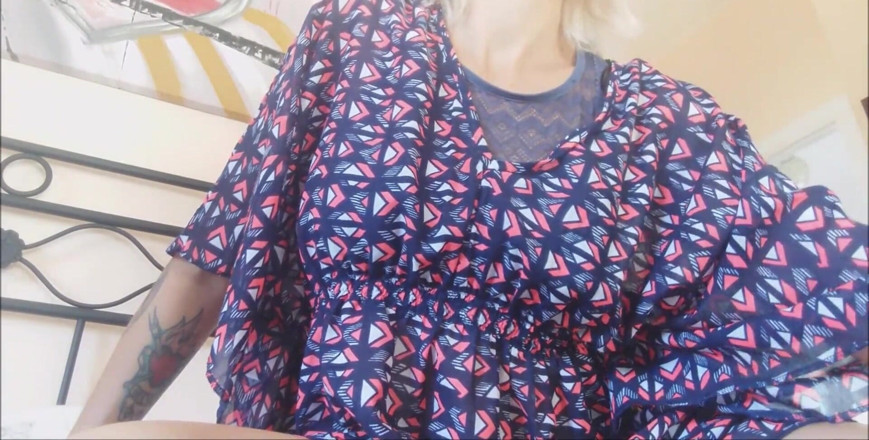 savannahamatoriale: Moje nevlastní sestra je výbušná blondýnka! Dokonce i vaše koule...