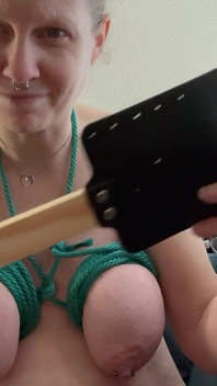 Lastimando mis tetas atadas