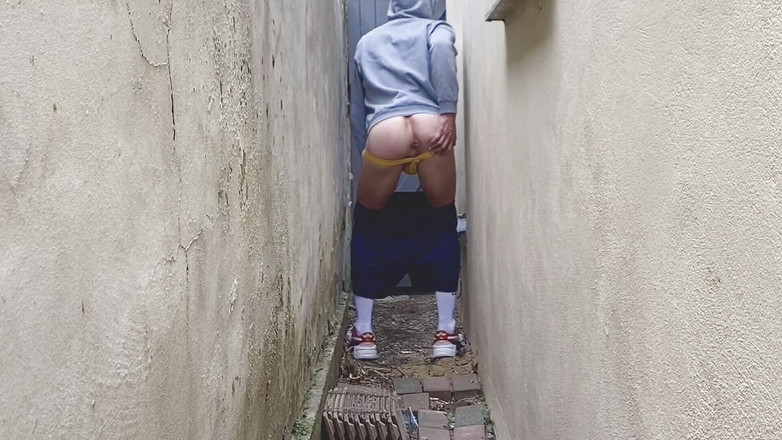 Fuckbutty: Курящий скалячий парень дрочит и выстреливает его порцию спермы в переулке