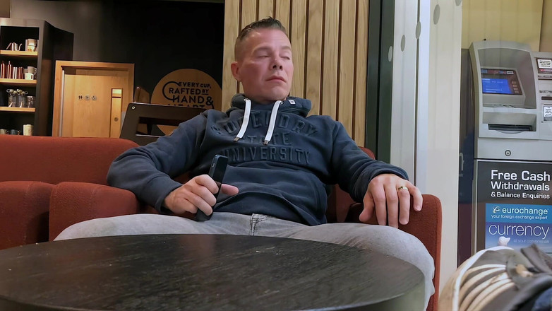 NakedFoxx: 바쁜 커피숍에서 따먹히는 Dared - 격렬한 공개 정액