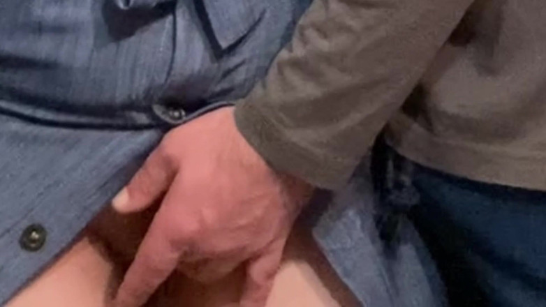 PriyaNaavya: Старий збоченець торкається крихітної пизди в метро