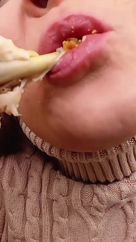 Miss Whitney Morgan: Fried Chicken Eating Asmr
