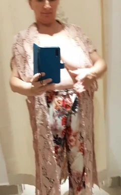 Dükkanda göğüslerimi çıplak gösteriyorum