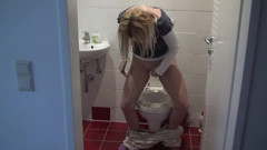Femdom Austria: Curvă blondă se pișă acasă