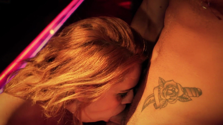 Hot Girlz: Sexy stripperin neckt ihren kunden und reitet seinen schwanz