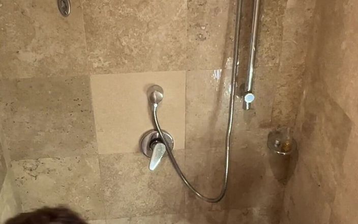 Avril Showers: またシャワーを浴びながらセックスしなければならなかった。私は彼に私の顔に射精するように懇願し、最後に私がクリップしなければならなかった新しいものを試しました