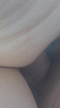 Memek sempit cewek mungil ini dientot berisiko di kolam renang