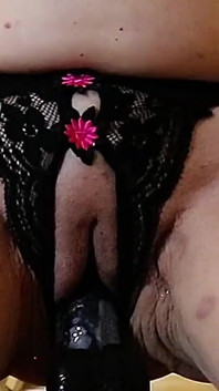 Aku menari untukmu dengan gaun jaring hitam dan celana dalam yang sangat seksi. Copot dan mulai mainin memekku pakai jari dan dildo