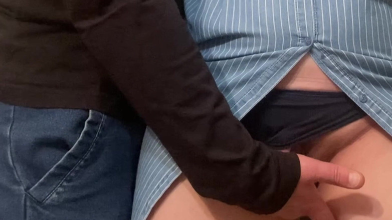 Niki studio: Omg! Cizinec na mě tře jeho ptáka a prstí mi...