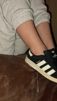 Ich mag es, wenn er meinen mund fickt und auf meine schuhe kommt!
