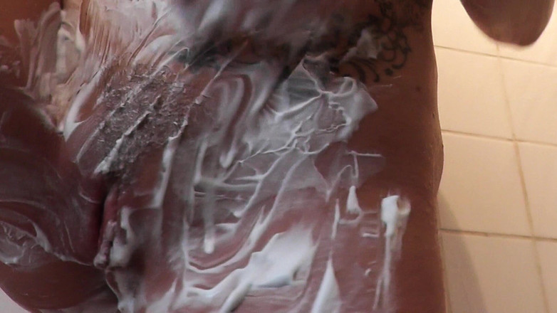 Danielle Maye: Pussy Shaving