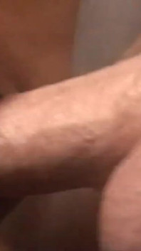 Morena rabuda com piercing recebe uma carga quente nos peitos