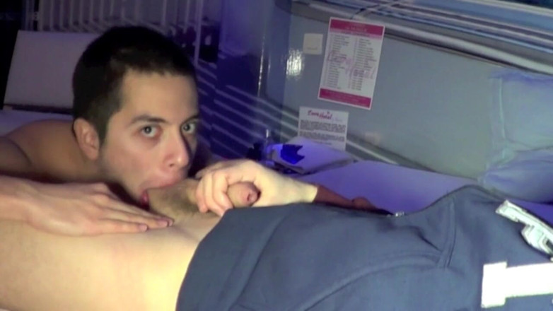 SEX WITH MY BEST FRIEND: Joven latino follado por su amigo malo de París
