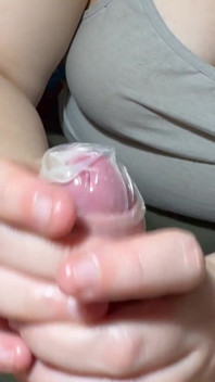 Rápida mañana paja con condón