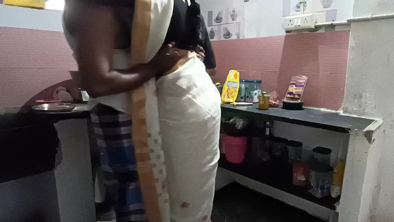 Inba: Jihoindická manželka v domácnosti šuká v kuchyni se sousedem