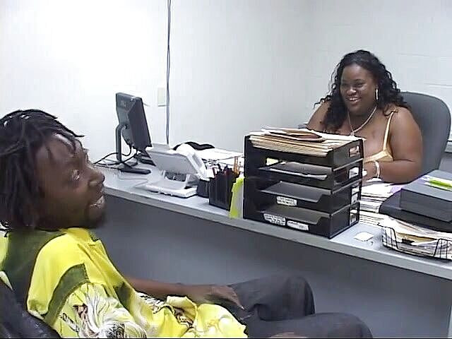 Cumming Soon: 胖女孩被放在桌子上并被后入