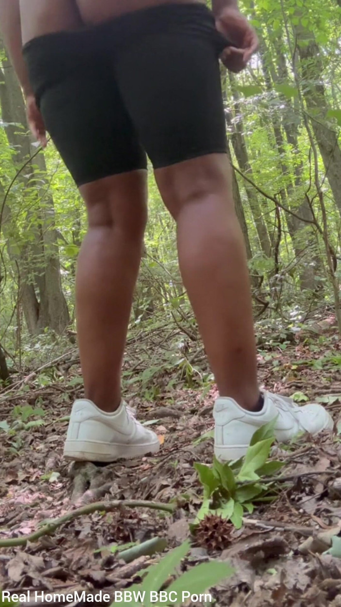 Super sexy ebony cuties: Outdoor-verzweifelte pissen-zusammenstellung
