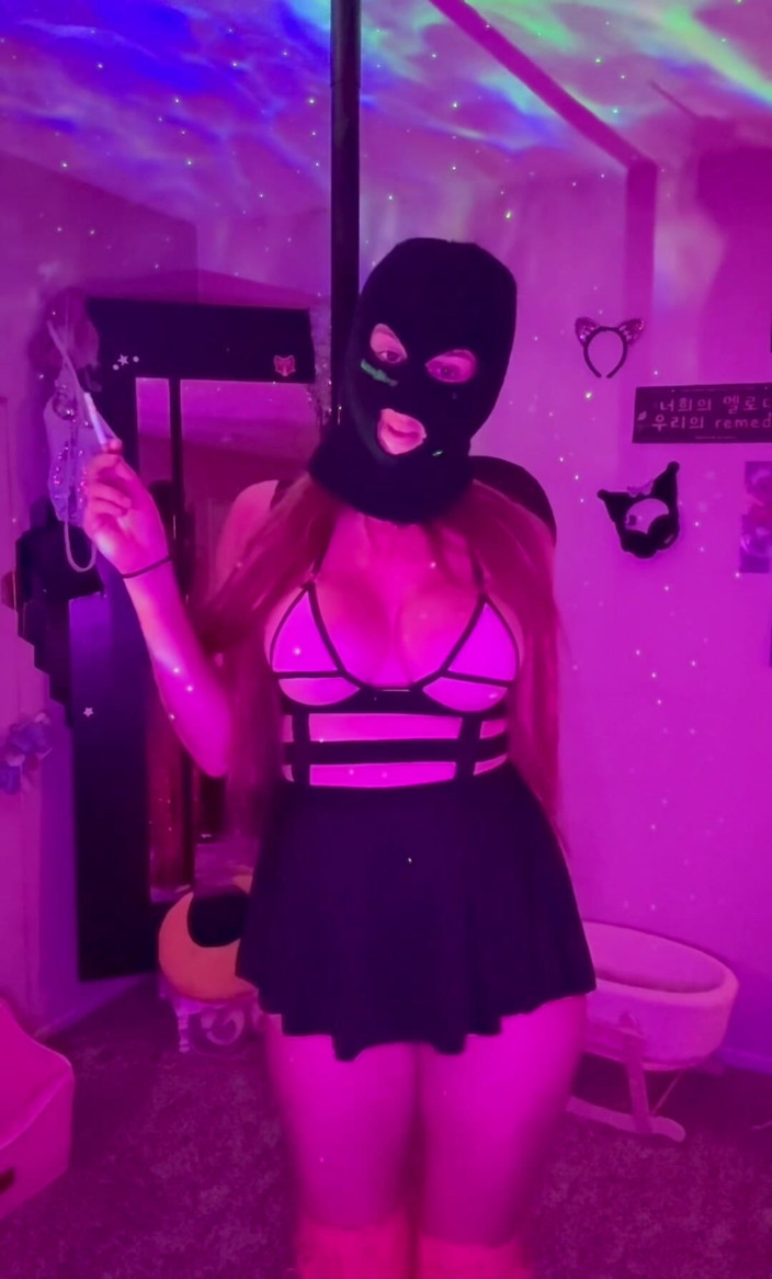 Artemisia Love: Sesi merokok artemisia love dengan baju seksi dan balaclava