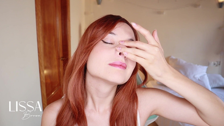 Lissa Brown: Aku lagi asik muasin memekku pakai jari dan memekku sampai...