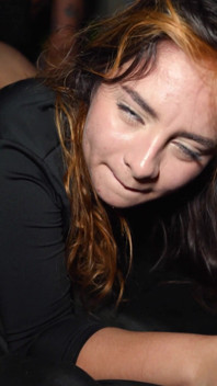 La mia sorellastra mi ha sorpreso a masturbarmi
