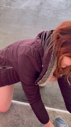 Elena917: Cewek ini lagi asik jalan-jalan sambil pakai seragam sekolah sambil...