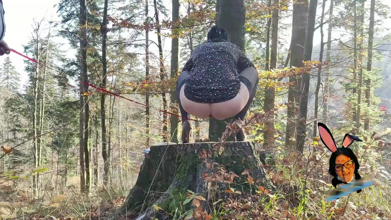 Toilet Mommy: ストッキングとハイヒール熟女ステップママが肛門をひもでつないで屋外で放尿