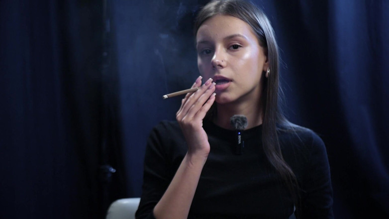 Russian Smokers: Ragazza che fuma da sola in una sessione in studio...