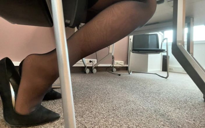 Niki studio: Podívejte se na moje nohy, zatímco ignoruji v práci