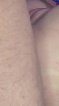 Puta meia-irmã com buceta apertada! Fodida pela primeira vez recebe porra na vagina