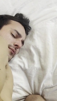 Twink домінує підвішений м'язистий чувак - частина 2