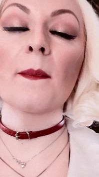 Kouření fetiš: Sólo sexy video sexy blonďaté milfky Aryy Grander Glaminatrix Zblízka červené rty