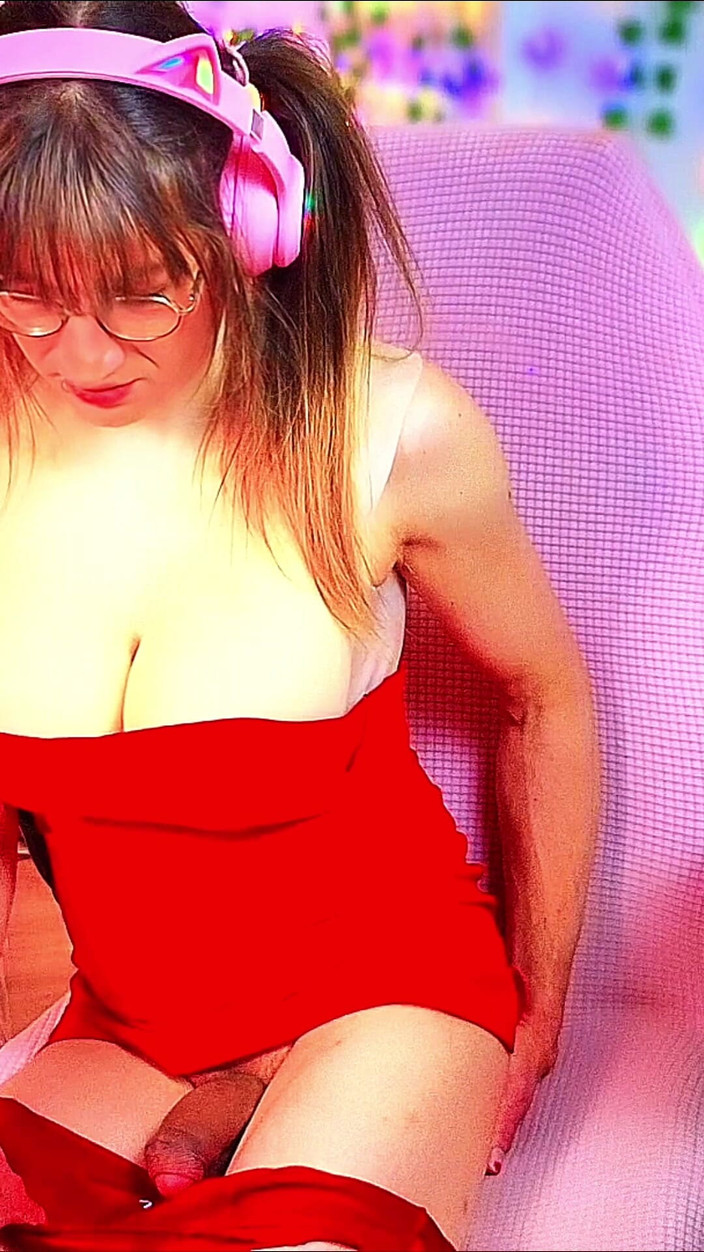 Bella Roar: Linda chica trans se corre en sus bragas - tan caliente