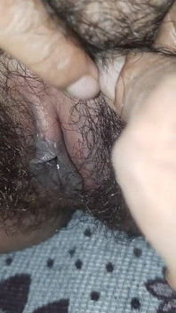 抚摸她毛茸茸的热辣熟女阴户