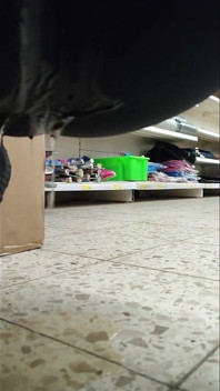Dirty Slut Pee in Shop Eingepisst