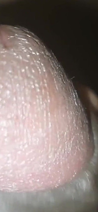 Muž si užívá osobní svobodu a intimitu ve své ložnici