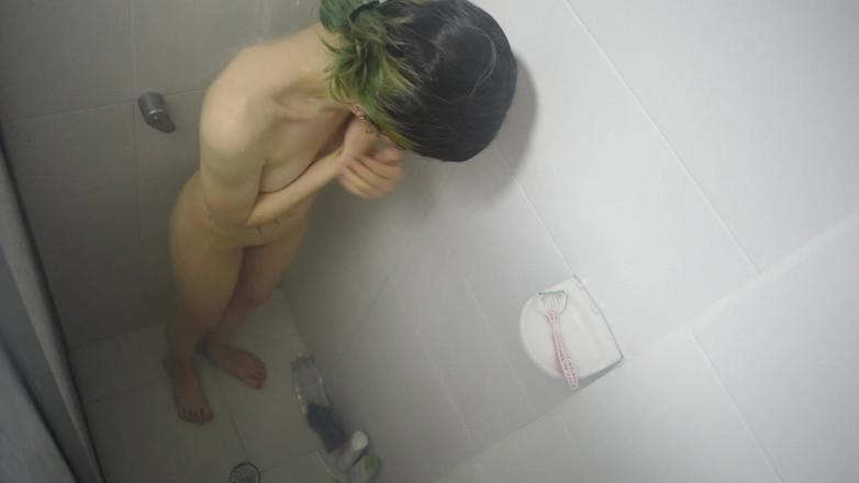 SultryStyles: 淋浴后，一个年轻学生被以不同的姿势性交，而她的男人则在抚摸她的阴户