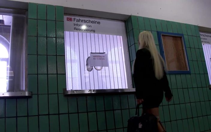 German Porn: 火辣金发女郎的阴户被巨大的鸡巴狠狠地抽插