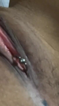 Ftm Femboy se masturba con piercing