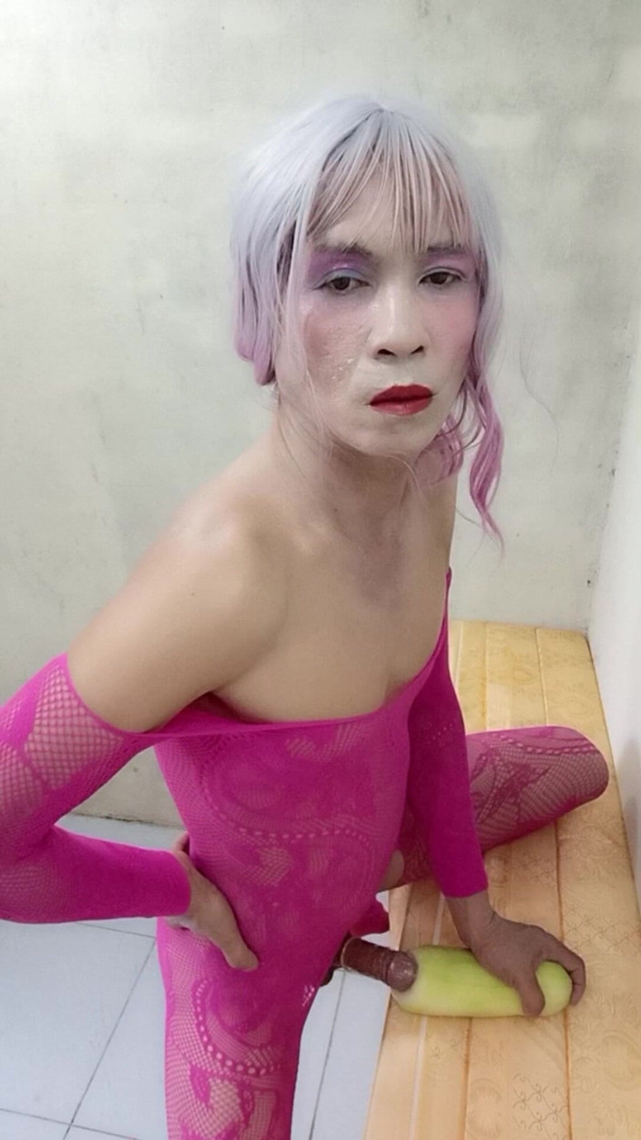nguyen dang thien tri: Oanh Le, transsexuelle, s’amuse avec des canons artificiels dans des...