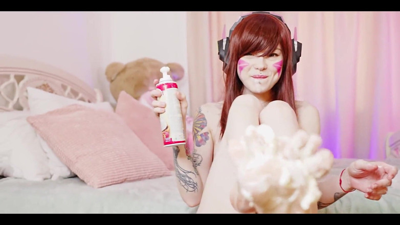 Karneli Bandi: Adora lamber os pés em creme doce. Karneli Bandi