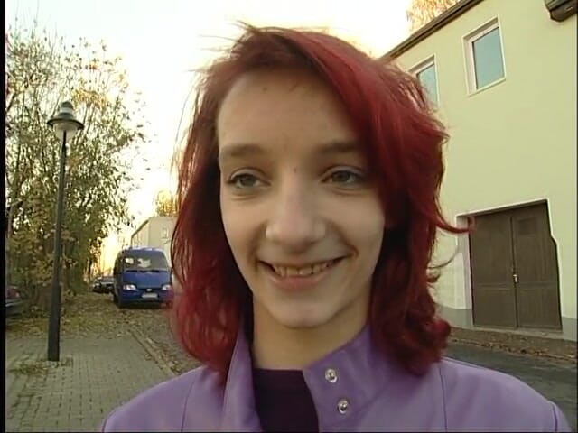 Dirty Teeny: Remaja berambut merah dengan tetek kecil memberikan blowjob yang luar...