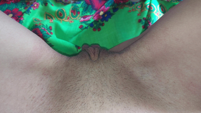 Wet Dripping Pussy: 18-летняя девушка мастурбирует мокрую текущую киску очень крупным планом