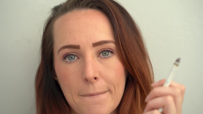 Alicia Robertz: Extrême, une rousse aux yeux bleus fume en gros plan