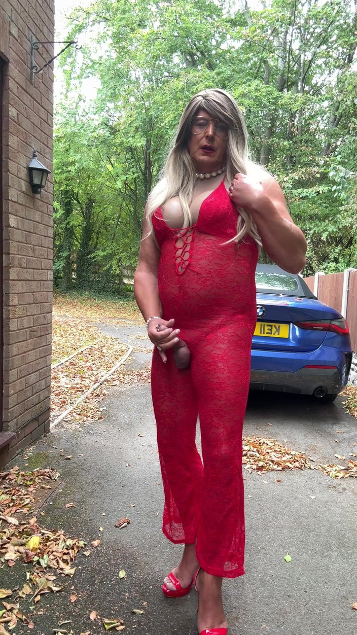 Kellycd2022: Si seksi crossdresser kellycd2022 dengan baju jumpsuit merah seksi dan...