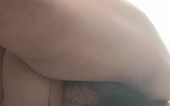 Mommy big hairy pussy: MiLF matura si china e può essere scopata