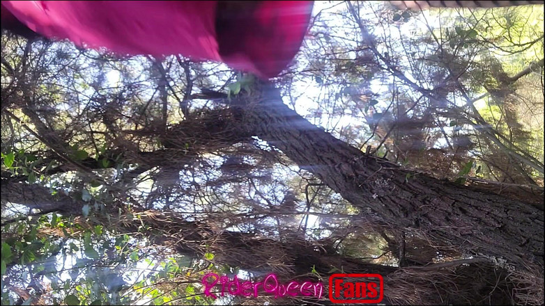 Riderqueen BBW Step Mom Latina Ebony: Riderqueen в одиночку, на улице, видео для моих поклонников.