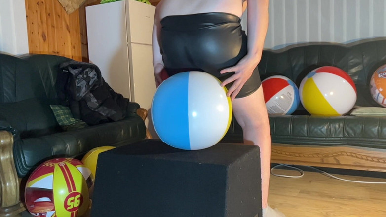 BeachBallsDuo: Велика дупа Люсі в вузьких чорних джинсах знищила 12 пляжних яєць з драконом!