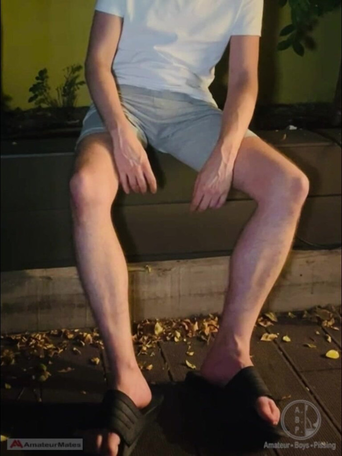 AmateurBoysPissing: Twink amatur di Adilette Sandals membasahkan dirinya di taman dan...
